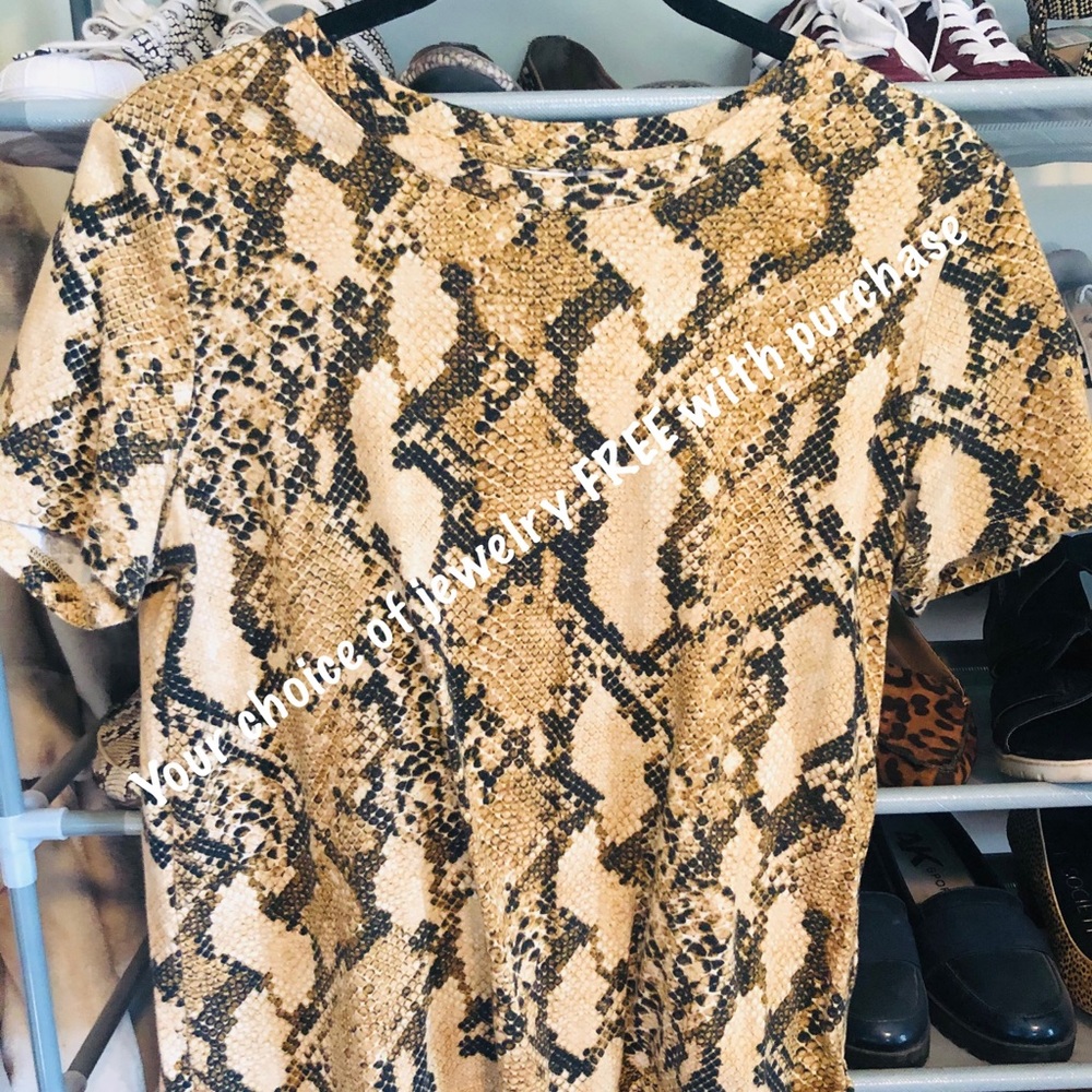 🐍 snake print H&M top sz. Small tshirt